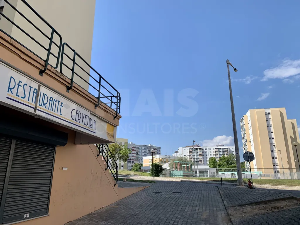 Loja 200m2 para serviços em Corroios