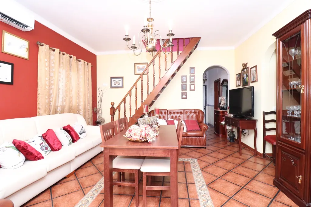 Moradia T1+2 isolada com Garagem na Branca