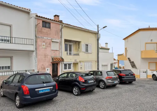 Moradia com 3 apartamentos e vista mar