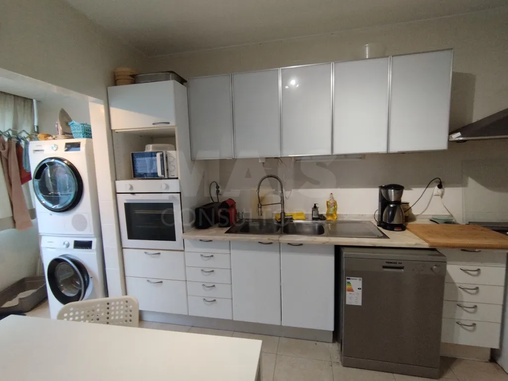 Apartamento T4 ao lado do metro das Olaias com dois lugares de parqueamento