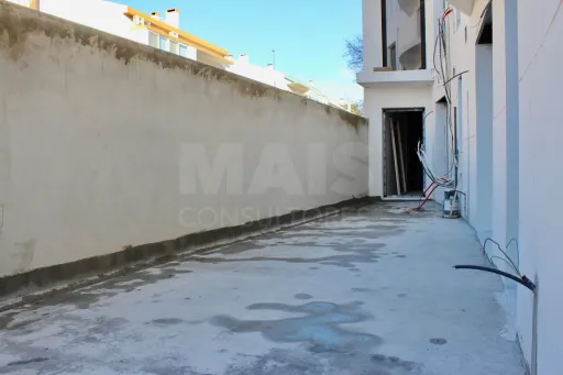 Apartamento T3 de luxo a estrear no centro da Lourinhã, com varanda murada ~32 m² e garagem