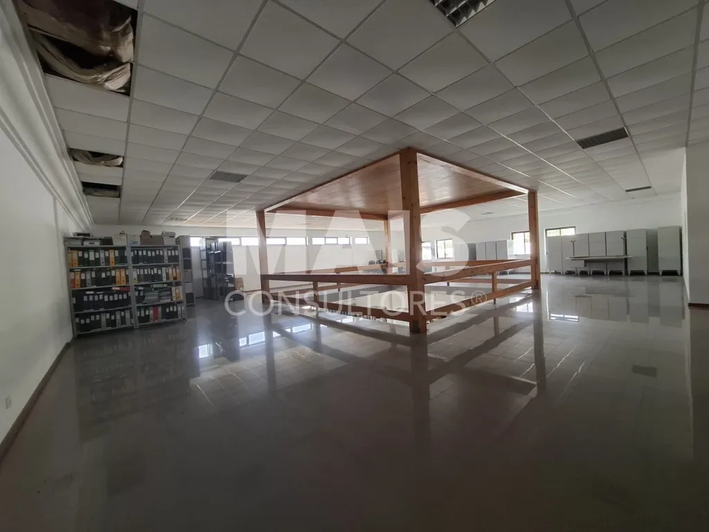 Building with Warehouse and Land for Expansion in Vila Nova de Santo André, Setúbal