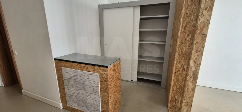 Shop/office in the center of Benedita - with AC and potential for T1