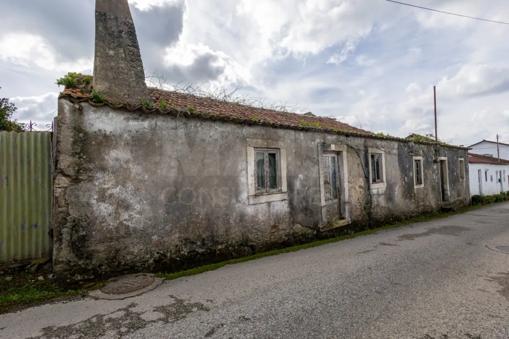 Moradia Térrea para Reabilitar com Terreno, Vista Mar e Vista Sítio da Nazaré – Bárrio, Alcobaça