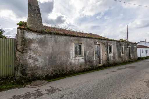 Moradia Térrea para Reabilitar com Terreno, Vista Mar e Vista Sítio da Nazaré – Bairro, Alcobaça