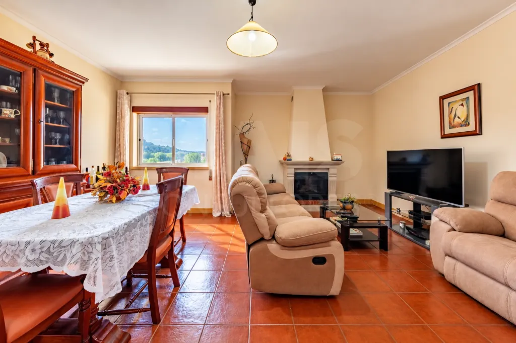 3-bedroom apartment with an elevator and a parking space.