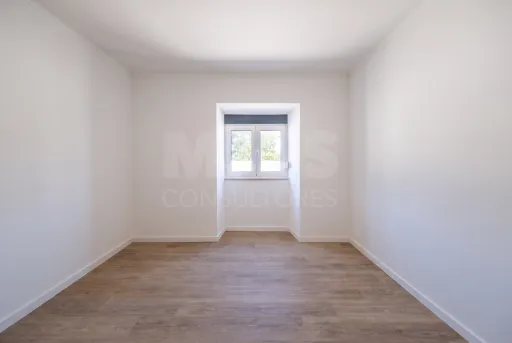 Moradia T2+1 totalmente remodelada com garagem e sótão em Alfeizerão