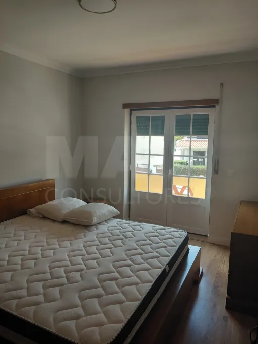 Moradia T4 com Jardim, Garagem e Churrasqueira no Centro de Olho Marinho – Óbidos
