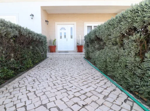 Moradia Térrea T4 Isolada, com Terreno e Garagem Samora Correia