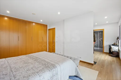 Deslumbrante Moradia T5 com Vista Mar, Piscina Privada e Excelente Exposição Solar