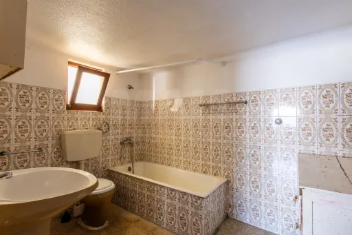Moradia com rooftop e enorme potencial entre Caldas da Rainha e Santa Catarina