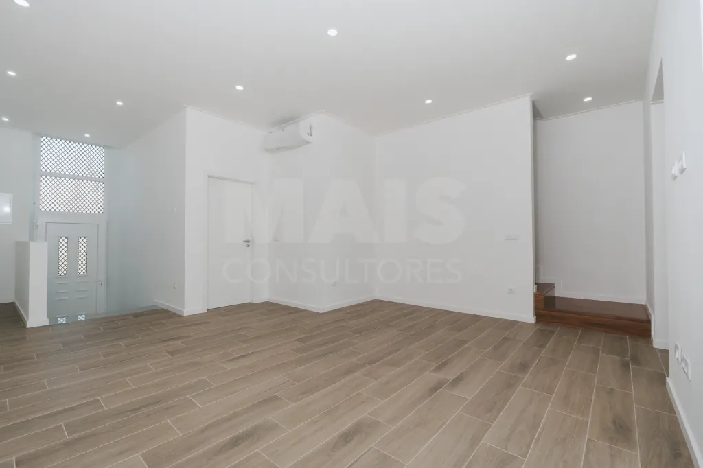 Moradia T4 Totalmente Remodelada com Logradouro em Coruche