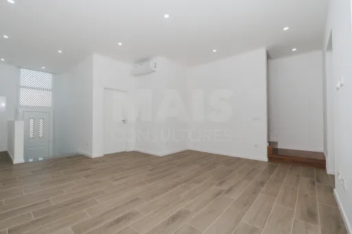 Moradia T3 Totalmente Remodelada com Logradouro em Coruche