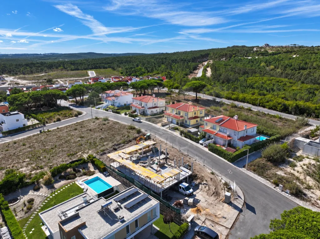 Moradia T4 c/ 3 Suites, Jardim, Piscina e Garagem para 2 Carros | LAGOA DE ÓBIDOS | OFF MARKET