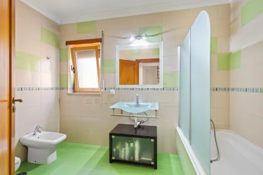 Moradia T5 com piscina e garagem em terreno de 2.000m2 na Bufarda