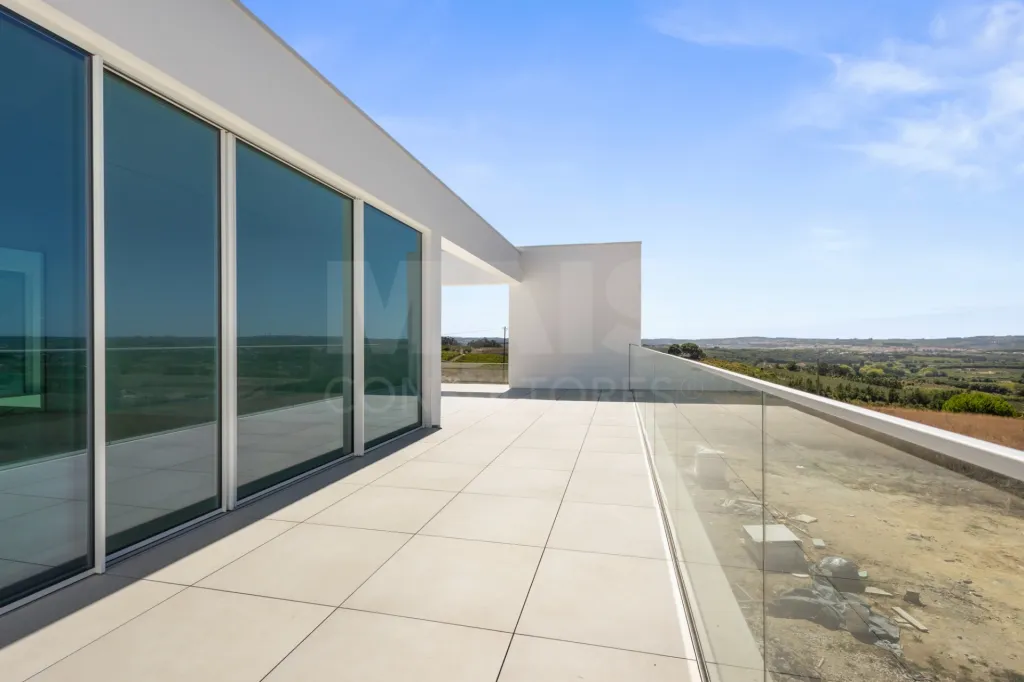 4-bedr. house on 2-hectare plot in Carvalhal
