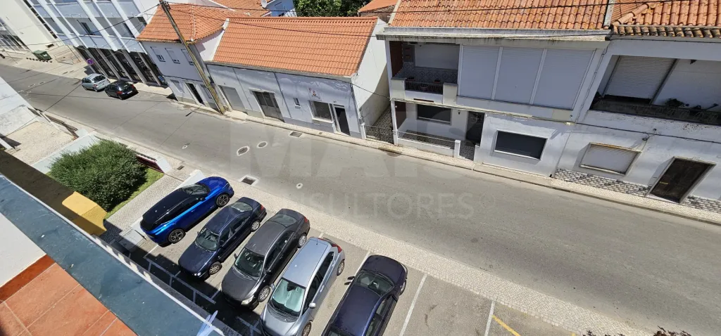 Apartamento T3 no Centro de Alpiarça | Áreas Generosas, Varandas e Excelente Localização