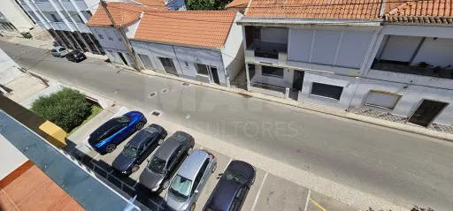 Apartamento T3 no Centro de Alpiarça | Áreas Generosas, Varandas e Excelente Localização