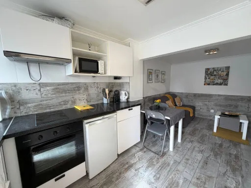 Moradia com 3 apartamentos e vista mar
