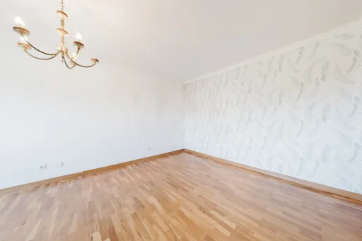 Moradia com 3 quartos em suíte, e terraço com vista desafogada.