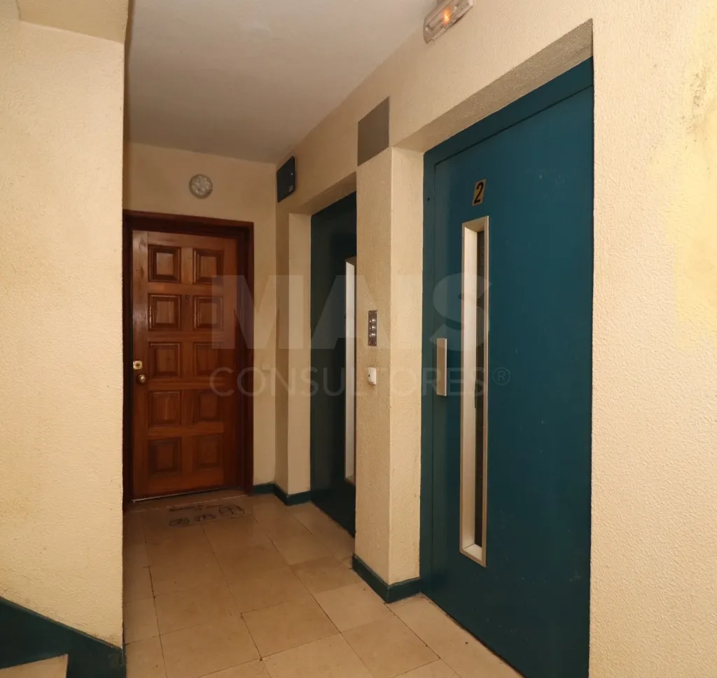 2 bedroom apartments 100 meters from Tapada das Mercês train station