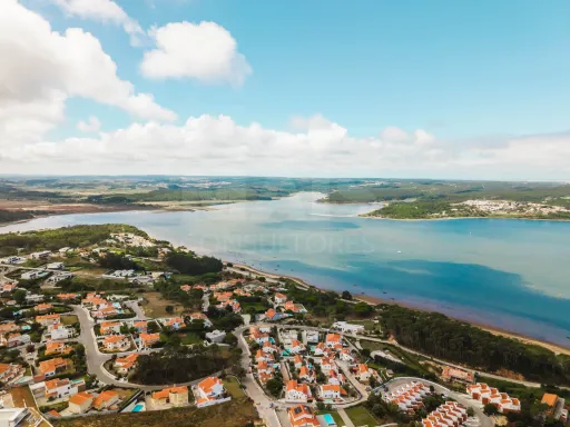 Moradia T3 Térrea com Garagem e Pátio no Nadadouro