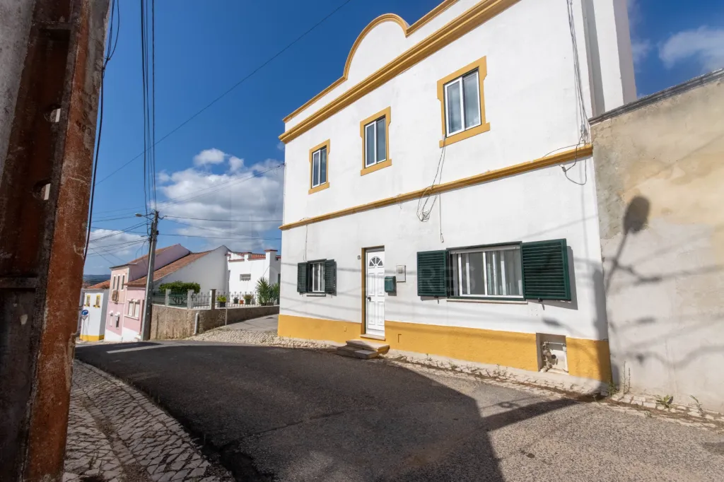 Moradia de dois pisos T5 118m2  renovada no Cadaval