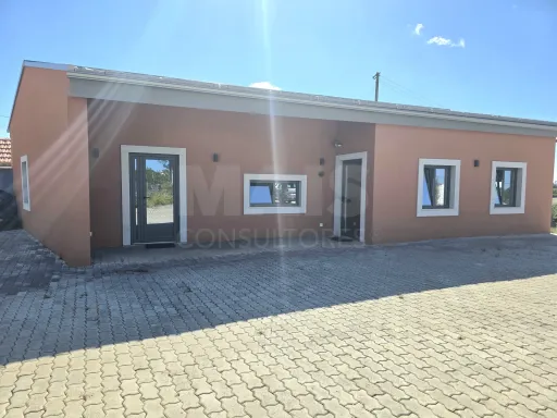 Moradia T4 térrea contemporânea com anexo T2 independente | Lote com 10.400 m² | Alvorninha
