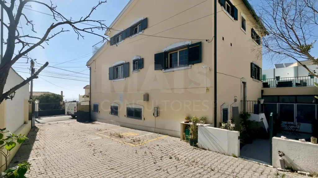 Ap. em Moradia T1+1, c/ Varanda, Vista Mar, Jacuzzi e Parqueamento !