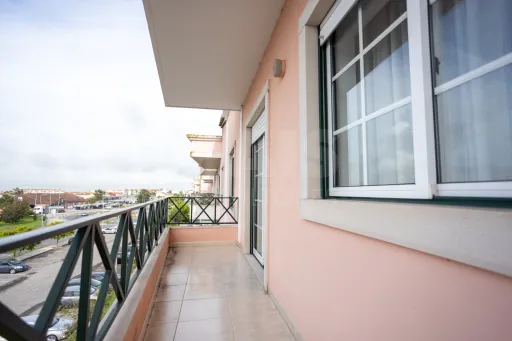 Apartamento T3 com excelente localização no Porto Alto