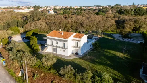 Propriedade com 3 apartamentos e piscina em Óbidos