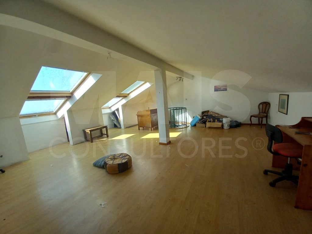 Moradia de 5 Assoalhadas em Ribamar C/ lote de 300m2 e Sótão amplo