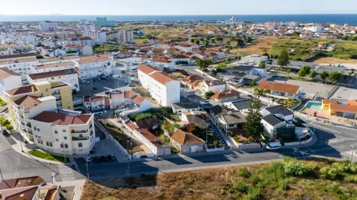 Terreno com 4 construções e 1 armazém no centro de Peniche