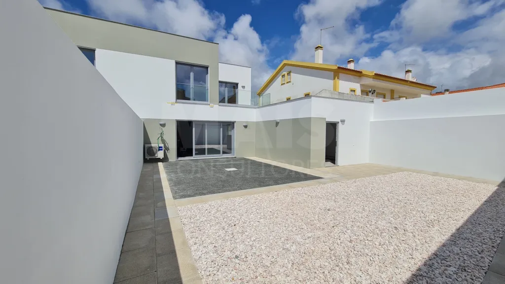 Moradia T4 com Garagem Logradouro e Jardim