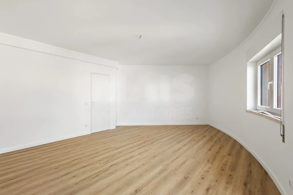 Apartamento T2 remodelado com 2 wc e varanda