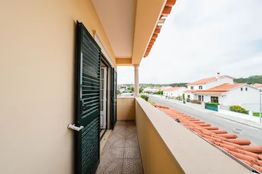 Moradia T4 em Olho Marinho | 260m² | Lote 734m²