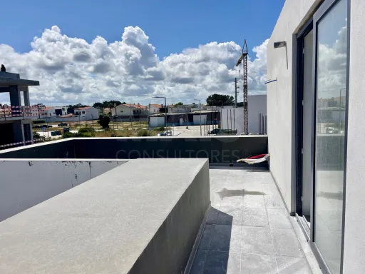 Moderna Moradia T3 Nova com Piscina em Ferrel — Conforto, Luz e Vida junto ao Mar