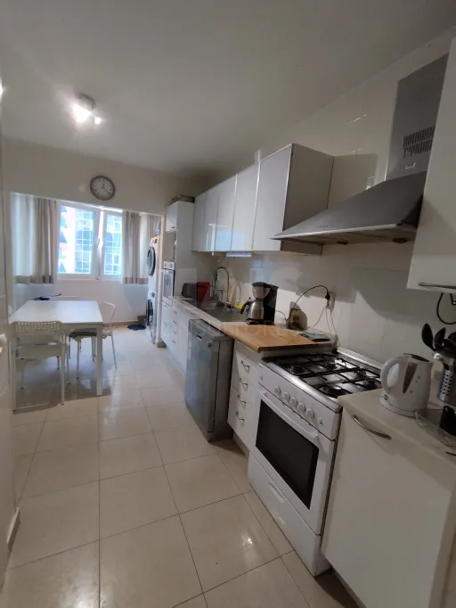 Apartamento T4 ao lado do metro das Olaias com dois lugares de parqueamento