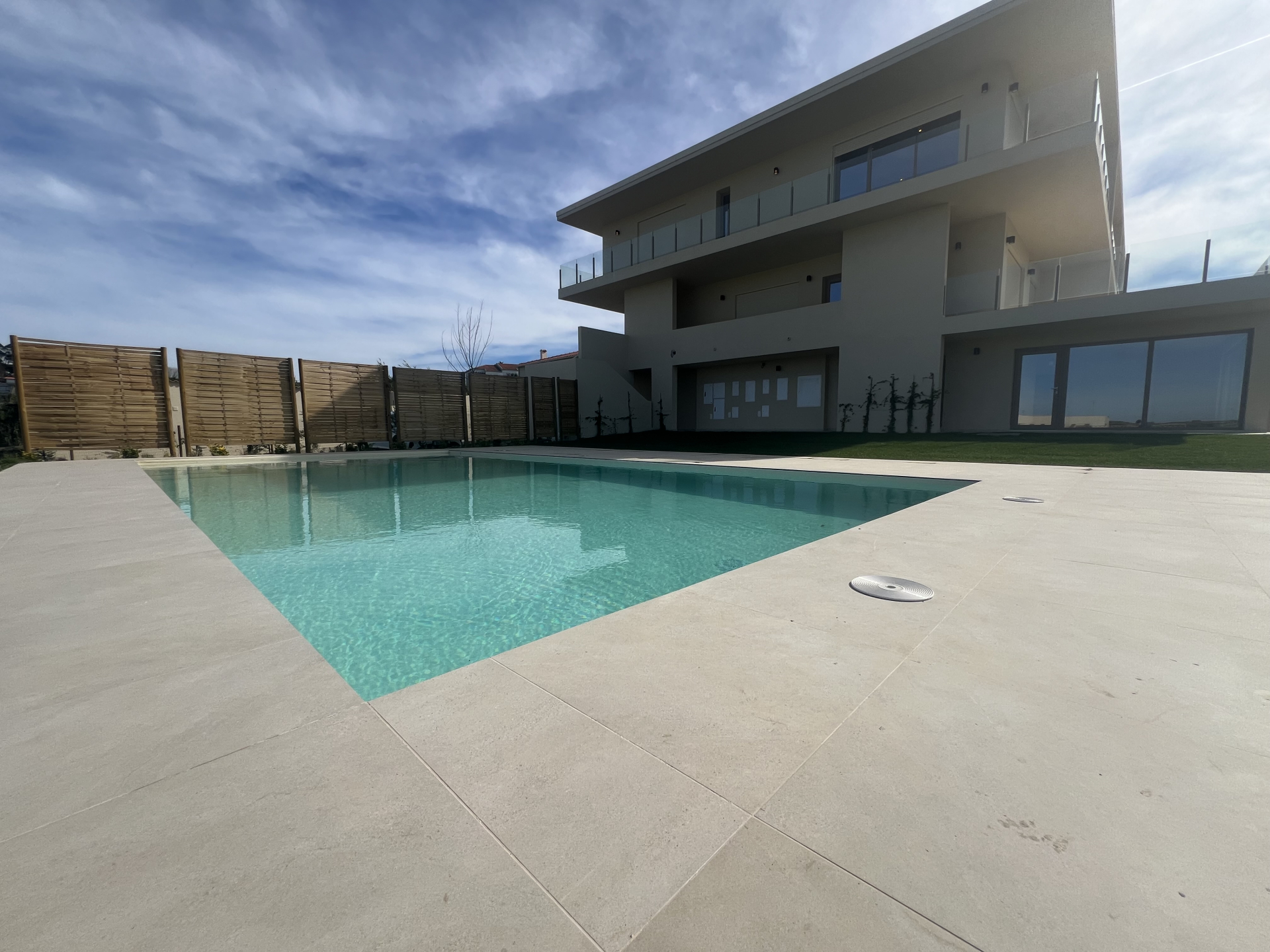 Apartamento T2 com terraço em condomínio privado perto da praia – Honeysands Residences, Areia Branca