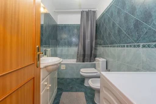 T2 com excelentes áreas, duas casas de banho e varandas em todas as divisões | Casal da Mira – Amadora