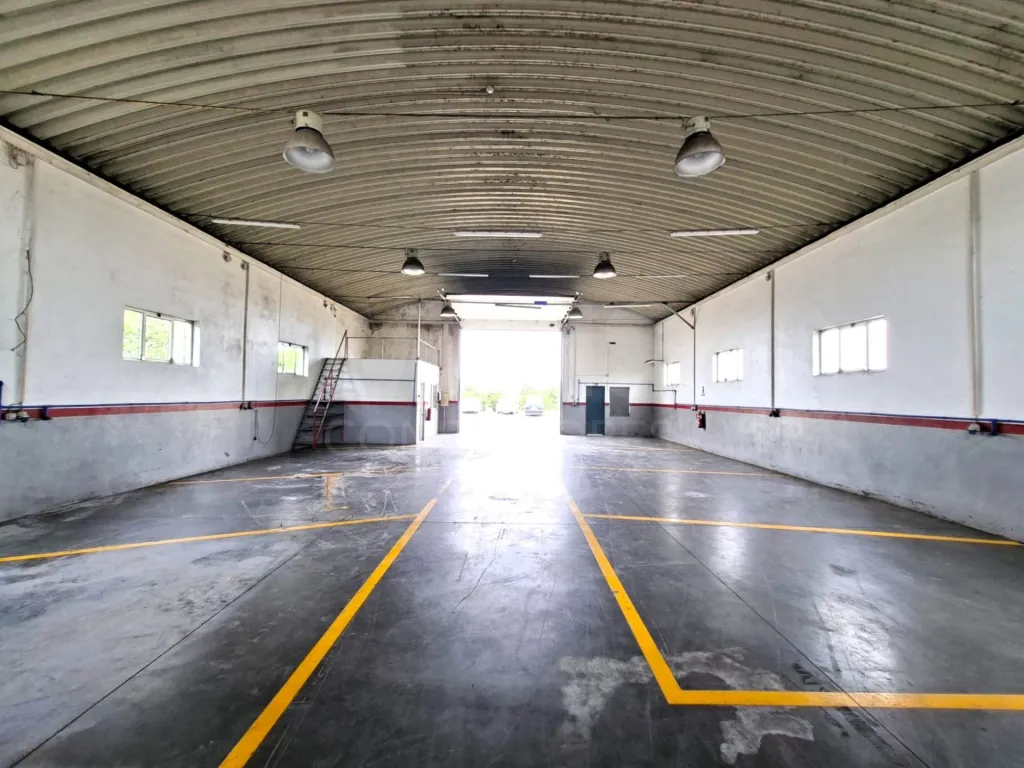 Industrial warehouse with 220m2 in Atouguia da Baleia