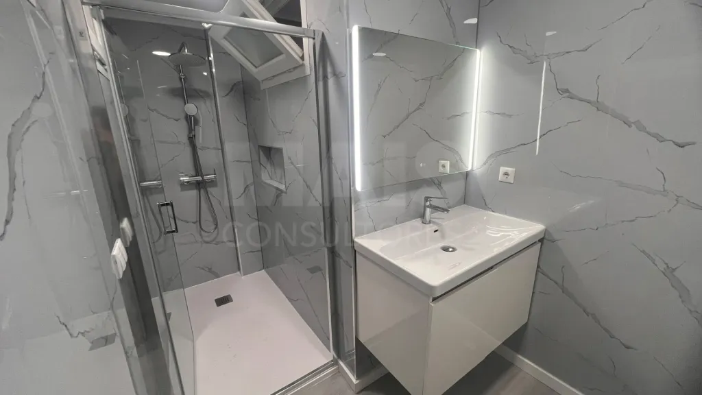 T2 Remodelado com Varanda em Oeiras