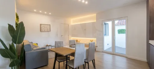 Moradia T3 em Santa Catarina | Mobilada e Decorada, com Terraço e Estacionamento