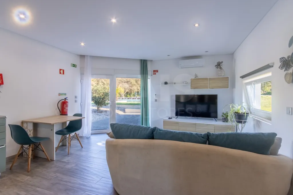 Propriedade com 3 apartamentos e piscina em Óbidos