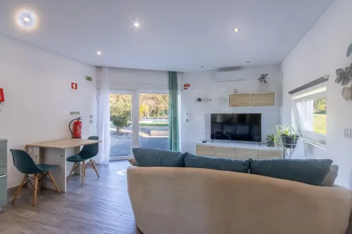 Propriedade com 3 apartamentos e piscina em Óbidos