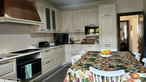 Moradia T5 de Prestígio com Vista Mar, Terreno de 2.075 m² e Detalhes Artísticos Exclusivos