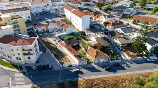 Terreno com 4 construções e 1 armazém no centro de Peniche