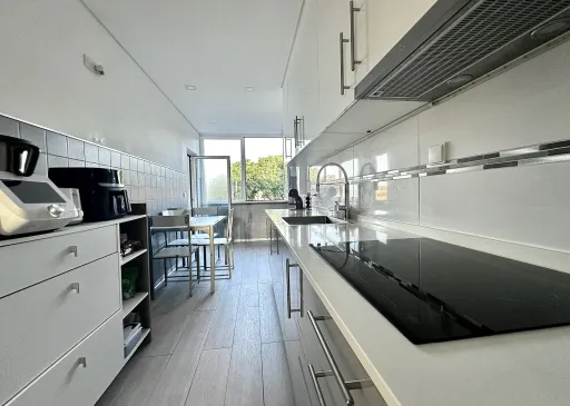T2 Totalmente Renovado com varanda, arrecadação e ACs em Trajouce, Cascais