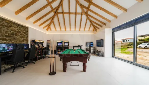 Moradia T3 Renovada C/ Logradouro e Anexos, São Bartolomeu, Lourinhã