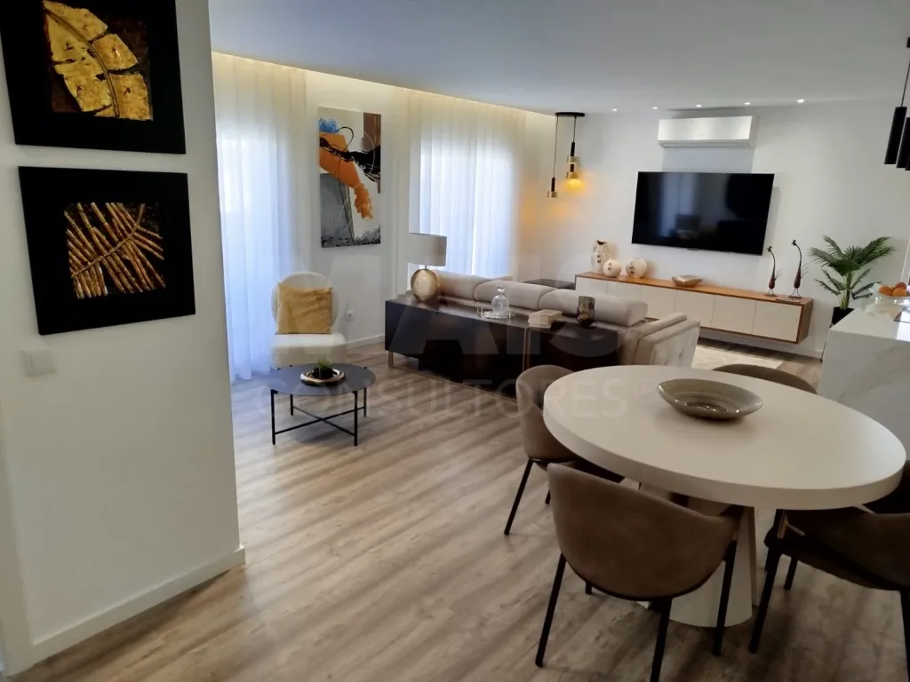 3-Bedroom Top-Floor Apartment with Panoramic Balcony, Garage, and Storage Room | Downtown Lourinhã, 10 Minutes from the Beach
